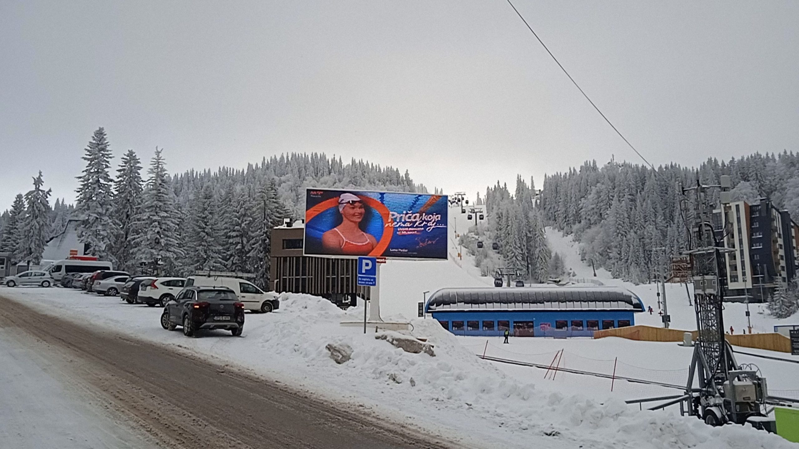 JAHORINA - Ski centar, kod Olimpijskog znaka, pored hotela Termag i Vučko