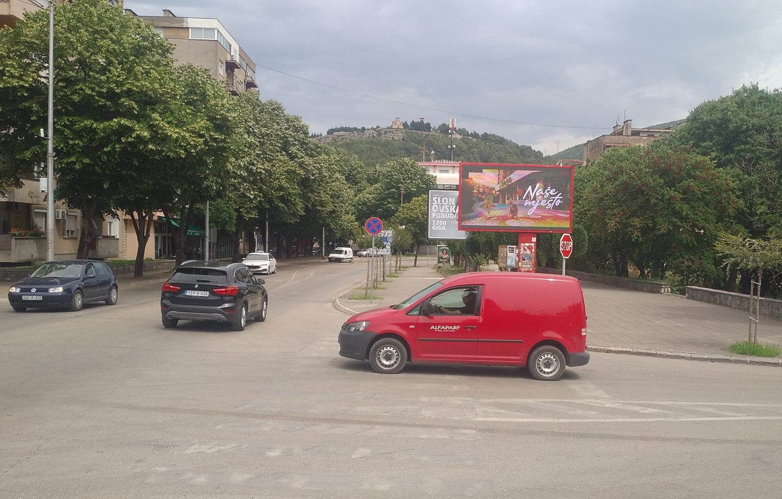 TREBINJE - Centar, kameni most, preko puta hotela Sesto Senso (2)