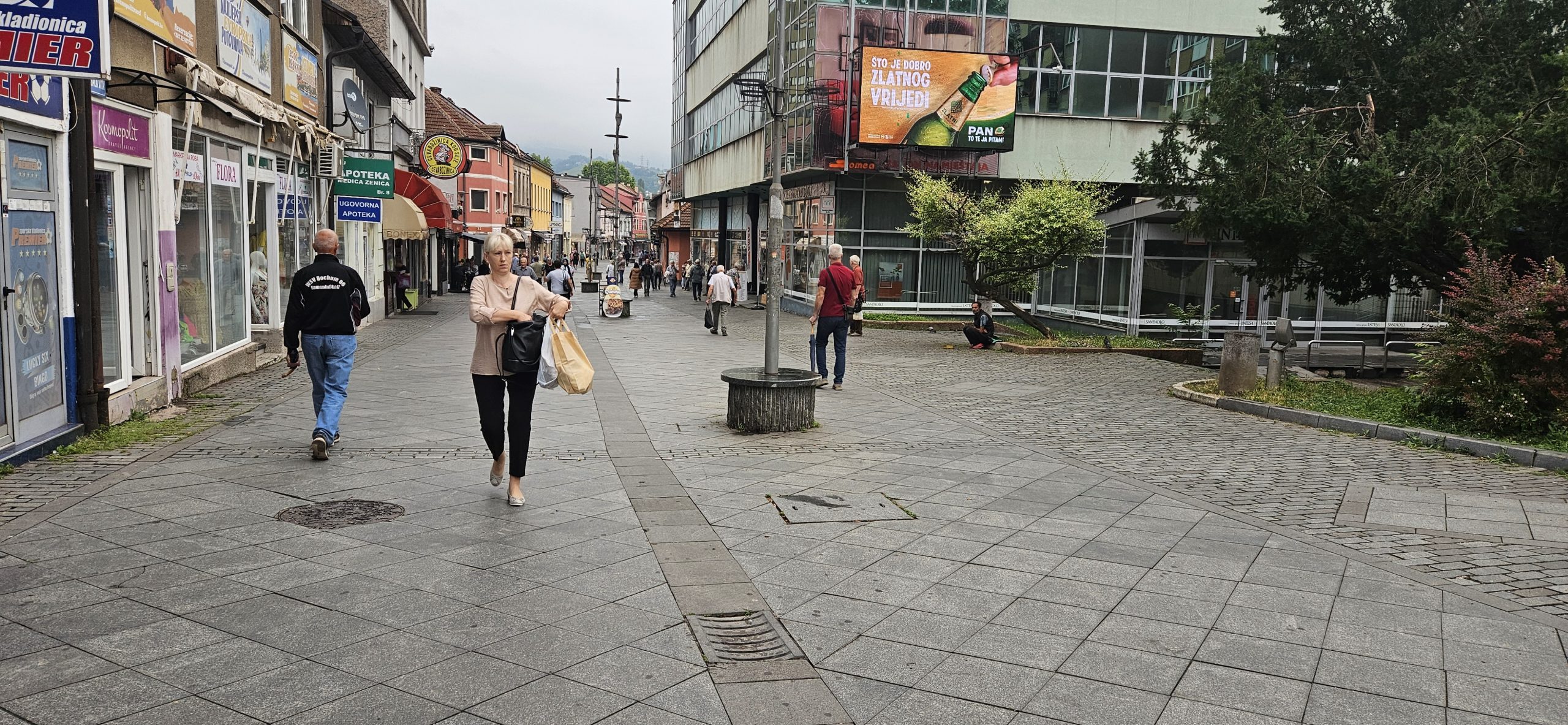 ZENICA - Centar, šetalište Mašala Tita, robna kuća Zeničanka